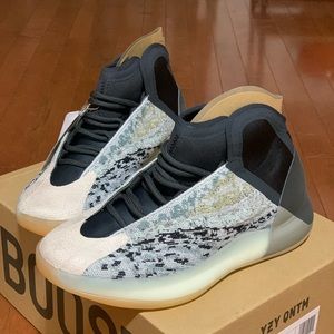 $300 Yeezy QNTM New men size 6 women size 7